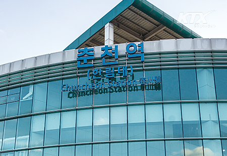 서울 출발을 기준으로 용산역에서 ITX-청춘을 타고 춘천역까지 1시간  10분 정도 걸린다. 남춘천역에도 정차한다.