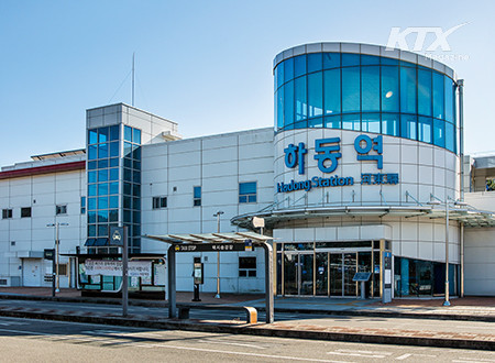 서울 출발을 기준으로 용산역에서 KTX를 타고 순천역에 내려 무궁화호로 환승하면 하동역까지 3시간 50분 정도 걸린다.