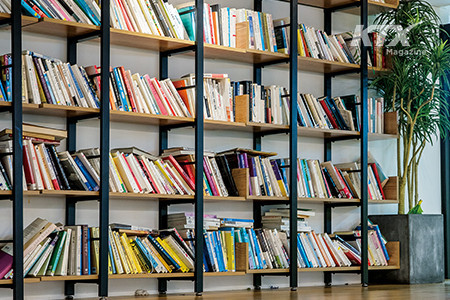 작은 도서관
청년몰 2층 삼척SOS통통센터와 ‘노브랜드’ 사이에 자리한, 작지만 알찬 서가에 걸터앉아 지친 다리를 내려놓고 짧은 휴식을 즐긴다. 